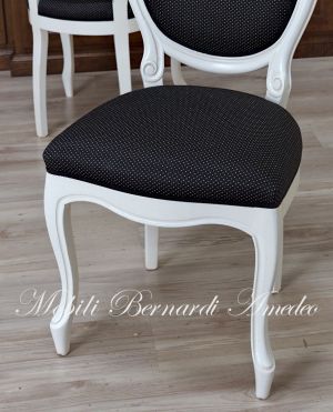 Sedia classica con finitura colore bianco e imbottita nella seduta e nello schienale